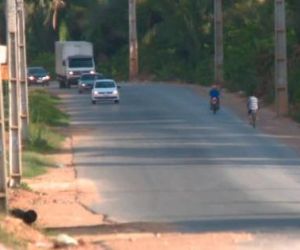 Falta de sinalização em obra parada preocupa moradores na capital
