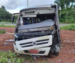 Micro-ônibus tomba após colidir com poste e sete passageiros ficam feridos em Teresina