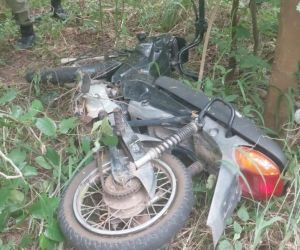 Polícia recupera motocicleta roubada e captura suspeito em matagal no bairro Manguinha