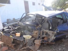 Colisão frontal entre carro e carreta resulta na morte de duas pessoas