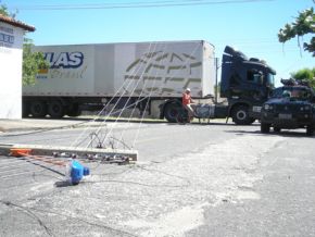 Carreta derruba dois postes e deixa Igreja e orfanato sem luz