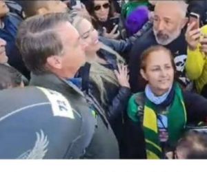 Bolsonaro participa de passeio de moto com apoiadores em Brasília