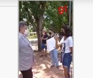 Vice-reitor da UFPI bate-boca com estudantes durante protesto pela volta das aulas presencias