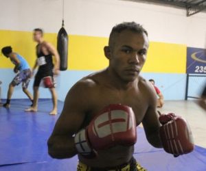 Lutador faz visual "ogro" e usa tática para vencer no MMA