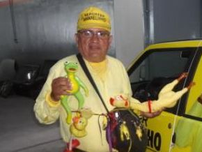 Repórter Amarelinho é a alegria da criançada em Floriano