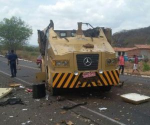 Com farda da polícia, bandidos explodem carro-forte na BR-316
