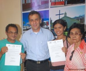 Prefeito entrega certificados aos grupos contemplados pela Lei Professor Moreira