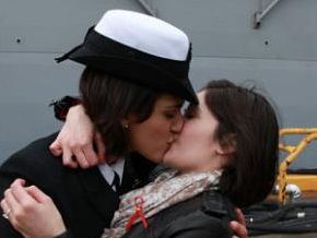 Beijo de oficiais lésbicas da Marinha americana marca direitos gays no país