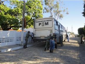 Ônibus da polícia só funciona no empurrão
