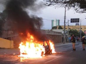 Carro pega fogo na zona Leste; Motorista salva vida das filhas