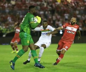 Na luta contra o rebaixamento, CRB vence Sampaio Corrêa e sobe na tabela