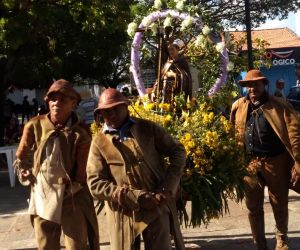 Mantendo a tradição, vaqueiros participam do festejo de São Pedro de Alcântara, em Floriano