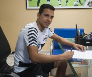 Nilmar é oficializado pelo Santos e assina contrato até o final de 2018