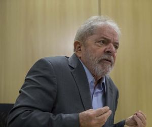 Defesa de Lula pede ao STJ para ex-presidente cumprir pena em casa