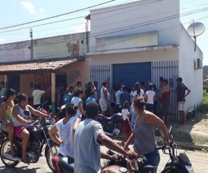 Quadrilha encapuzada atira em casa lotérica e faz dois clientes de reféns