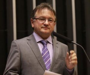 Merlong denuncia omissão do governo federal frente a desastre nas praias do Nordeste