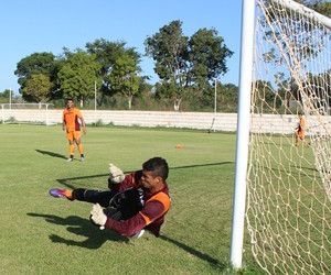 Naylson alerta por retranca do Palmas na estreia: "Vão jogar por uma bola"