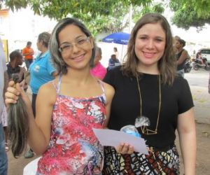 Jovem doa cabelo para fazer perucas a pacientes com câncer no Piauí
