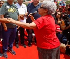 Governadora do Piauí, Regina Sousa (PT), passa mal em ato político e é levada para hospital