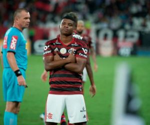 Flamengo sofre, mas bate Botafogo e mantém 8 pontos de vantagem para o Palmeiras