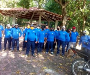 Terceirizados da UFPI protestam contra atraso de salários em Teresina