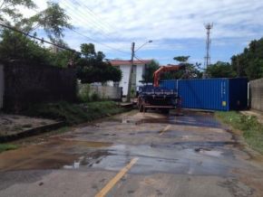 Container de quatro toneladas é arrastado pela chuva em Teresina