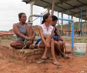 Moradoras se amarram a poço após ficar sem água em bairro de Teresina