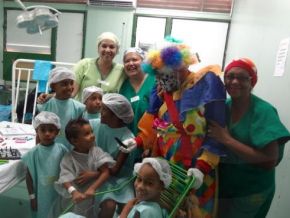 Palhaço Carrapeta leva alegria as crianças do Hospital Regional Tibério Nunes