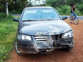 Veículo desgovernado destrói muro da caixa Dágua