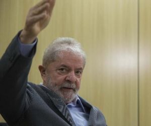 "Seria um prazer sair da prisão e Moro e Deltan entrarem", diz Lula a site