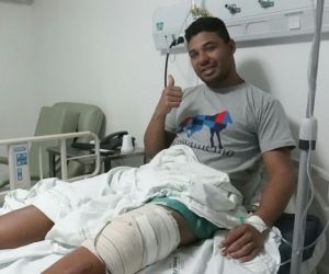 Rafinha recebe alta após cirurgia no joelho e inicia fisioterapia na terça