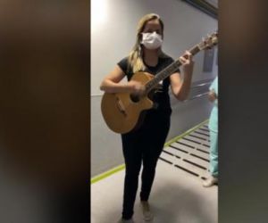 Enfermeira toca violão e canta para homenagear profissionais que atuam no combate à Covid-19 em Tere