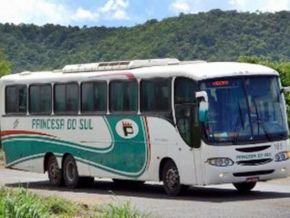 Quadrila fortemente armada sequestra ônibus de viagem no Piauí