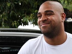 Fla muda planos e Adriano não irá ao Ninho