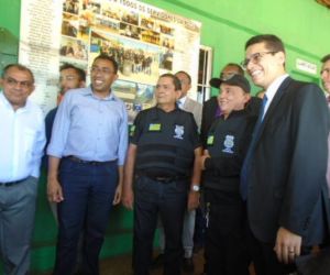 Agentes penitenciários de Floriano recebem viatura e equipamentos de segurança
