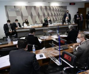Sessão da CPI é suspensa após silêncio de diretora da Precisa