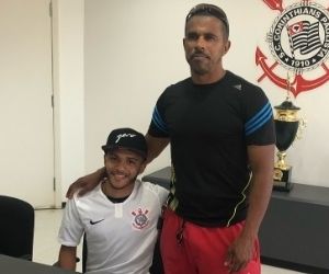 Corinthians assina com promessa dispensada do Santos após auditoria interna
