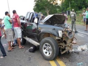 TRAGÉDIA: Colisão entre ônibus e Hilux deixa sete mortos