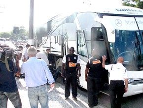 Solitária, torcedora recebe atletas no CT Rei Pelé e ganha abraço de Ganso
