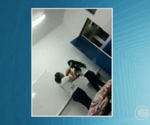 Jovens brigam em sala de aula com estilete e professor sai sem separá-las
