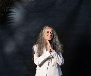 Maria Bethânia faz A flor encarnada brotar com a devida tristeza no primeiro single do álbum