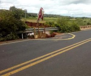 Trecho da PI 140 sofre erosão e DER avalia interditar parte da pista para obra