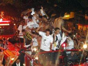 Jogadores do Atlético-MG celebram título em carro aberto