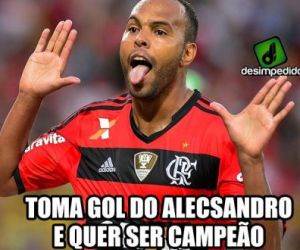 Torcedores brincam com erro de arbitragem em jogo do Flamengo