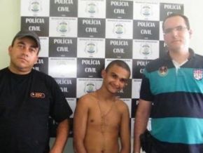 Fugitivo é capturado e posa sorrindo para foto