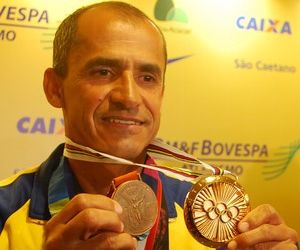 Dez anos de uma conquista: Vanderlei chora ao recordar bronze histórico