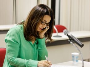 Assembleia entrega título de cidadã a Promotora de Justiça