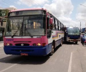 Ônibus de transporte coletivo se envolvem em acidente no centro de Floriano