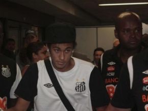 Tumulto em aeroporto marca volta do time do Santos para casa
