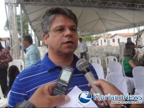 Deputado Gustavo Neiva prestigia entrega de unidades habitacionais em Floriano